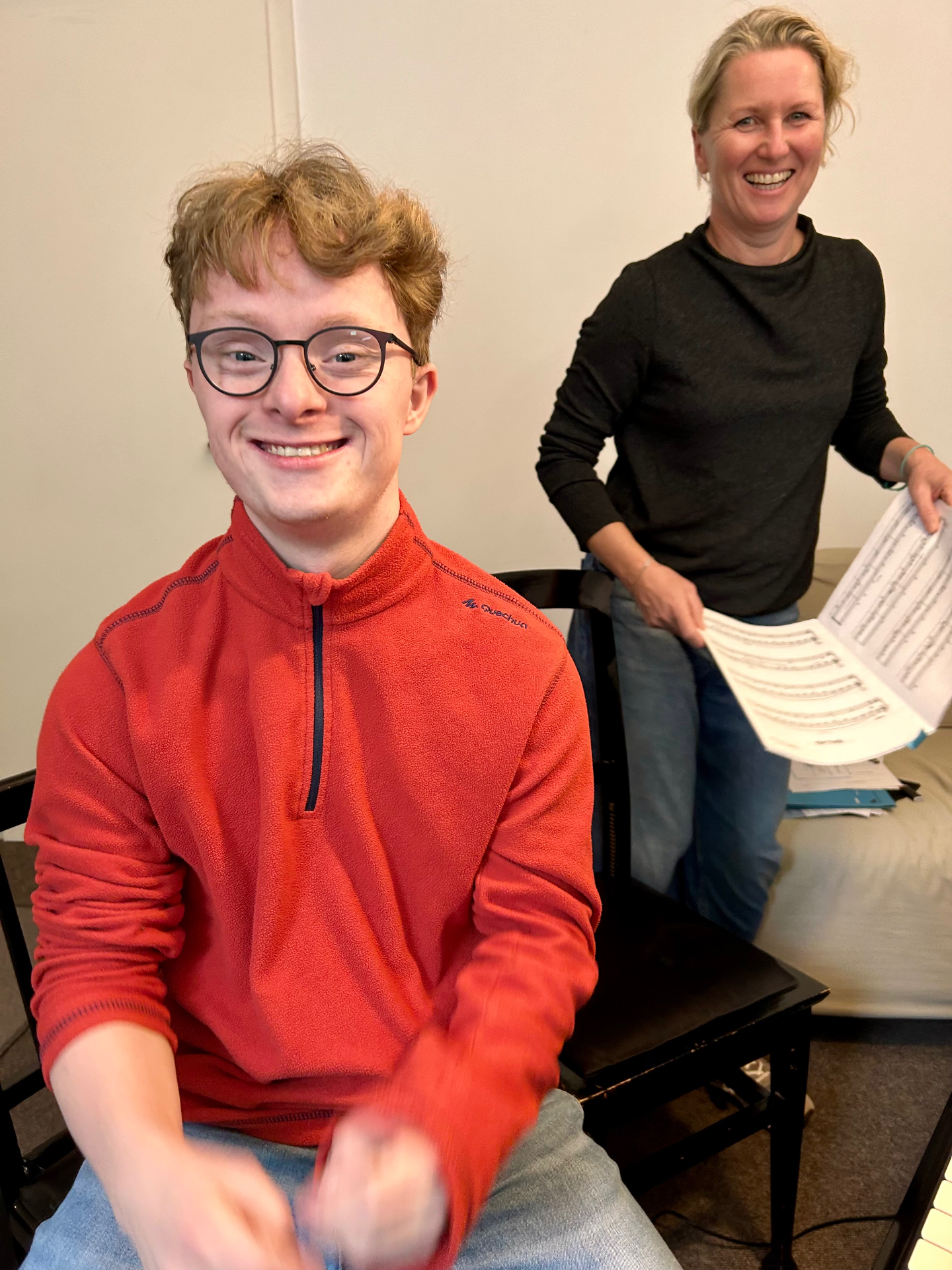 Freude am Klavierspielen - Schüler und Lehrerin beim Unterricht